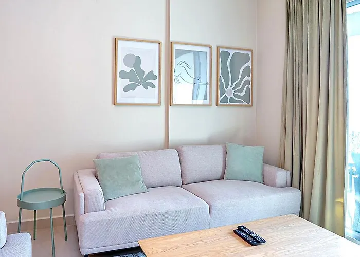 Near Metro & Tram 2Bed Dubai Marina Close To Jbr!
